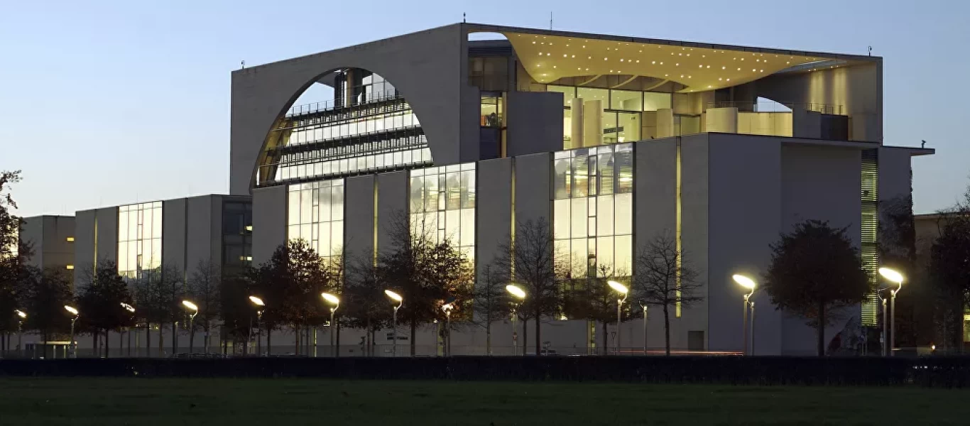 Βερολίνο: Αυτοκίνητο «εισέβαλε» στην πύλη του γραφείου της καγκελαρίας Α.Μέρκελ (φώτο) (upd)